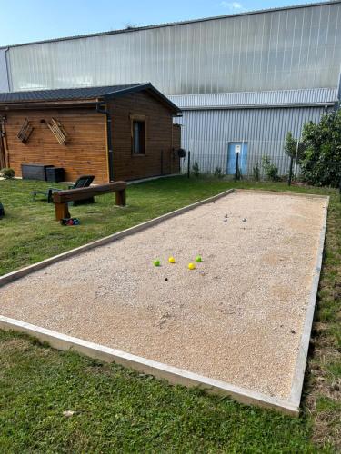una pista de ping pong con una mesa de picnic y pelotas en LAVALOU, en Lannemezan