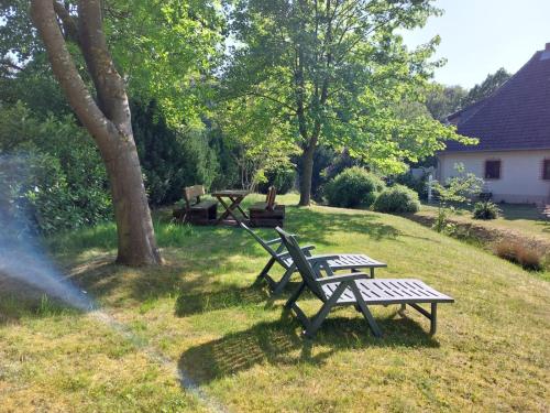 a picnic table and a bench in a yard at Klosterblick in Bad Doberan