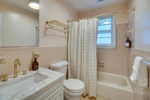 een badkamer met een wastafel, een toilet en een raam bij Maryland Vacation Rental with Private Pool and Dock in Dowell