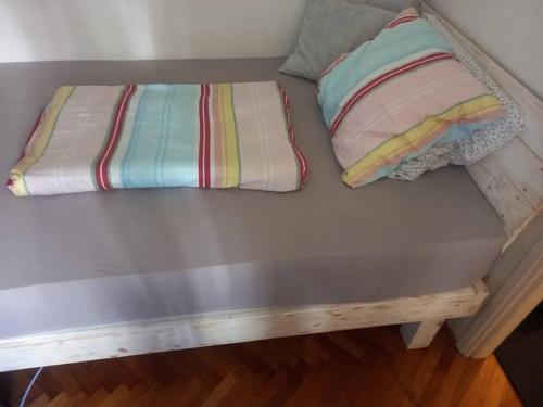 2 almohadas sentadas encima de una cama en Comfy Apartment in Rijeka center en Rijeka