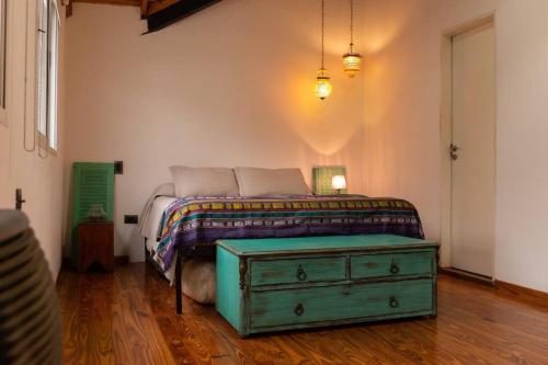 1 dormitorio con 1 cama y vestidor con un cajón verde en Diego Palma 358 by depptö en San Isidro