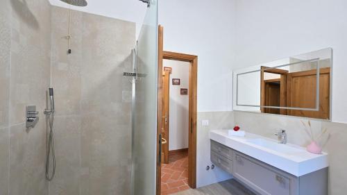 een badkamer met een wastafel en een douche bij Podere Le Coste in Loro Ciuffenna