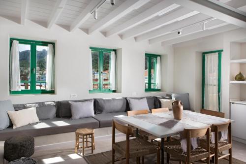 uma sala de estar com um sofá e uma mesa em Poseidon Hotel em Meyisti