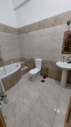 uma casa de banho com uma banheira, um WC e um lavatório. em Ra house em Luxor