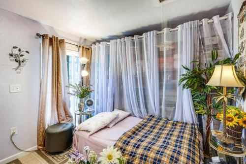 1 dormitorio con 1 cama y una ventana con cortinas en Lush Vallejo Cottage - 20 Mi to Napa Wineries, en Vallejo