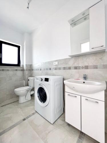 a bathroom with a washing machine and a sink at Express Estates Suceava in Lisaura