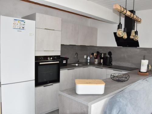 Il comprend une cuisine équipée d'appareils électroménagers blancs et d'un réfrigérateur blanc. dans l'établissement Charmant 2 pièces ensoleillé avec balcon, près des pistes et centre, parking inclus - FR-1-464-199, à Pralognan-la-Vanoise