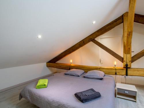 1 dormitorio con 1 cama con 2 almohadas en Gîte Saint-Martial-de-Valette, 3 pièces, 4 personnes - FR-1-616-305 en Saint-Martial-de-Valette