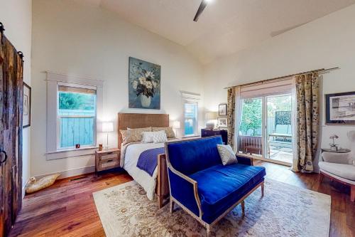 ein Schlafzimmer mit einem Bett und einem blauen Stuhl in der Unterkunft North End Farmhouse in Boise