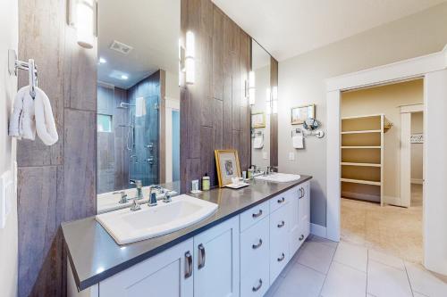 ein Badezimmer mit zwei Waschbecken und einem großen Spiegel in der Unterkunft North End Farmhouse in Boise