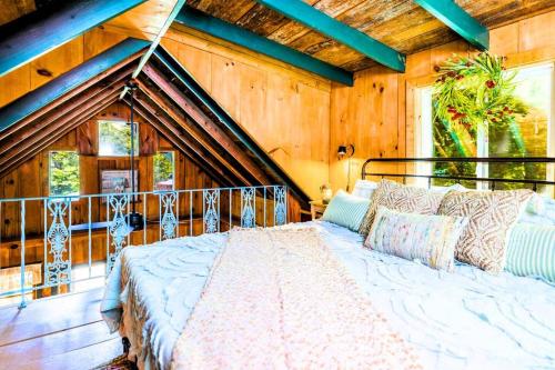 1 dormitorio con 1 cama en una habitación con paredes de madera en Romantic Gem, 2 Acres, Hot Tub, Free Pet, King Bed, en Pigeon Forge