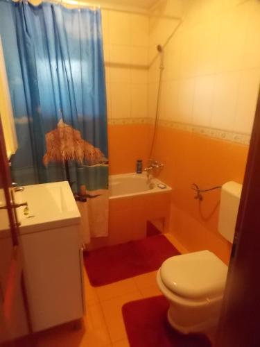 a bathroom with a toilet and a sink and a tub at Kuća za odmor V&E in Bihać