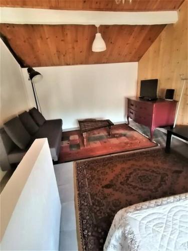 Habitación con cama, escritorio y lámpara. en T2 indépendant dans villa., en Le Pradet