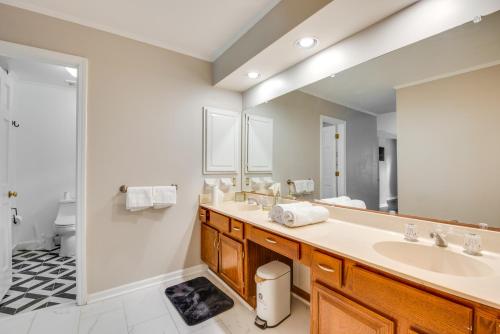 La salle de bains est pourvue de 2 lavabos et d'une douche. dans l'établissement Lilburn Home with Deck, 20 Mi to Downtown Atlanta!, à Lilburn