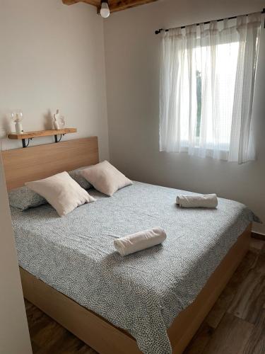 1 dormitorio con 1 cama con 2 toallas en Penthouse Damjan, en Rab