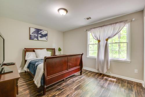 - une chambre avec un lit et une fenêtre dans l'établissement Lilburn Home with Deck, 20 Mi to Downtown Atlanta!, à Lilburn