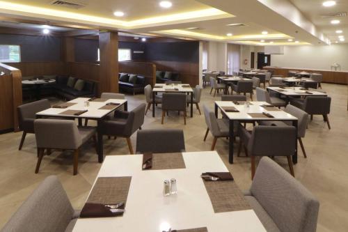 a dining room with tables and chairs in a restaurant at Courtyard Monterrey Airport in Monterrey
