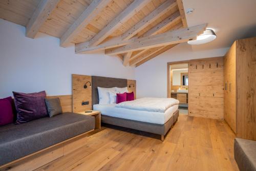 Postel nebo postele na pokoji v ubytování Suites Nauders by mein Almhof Superior