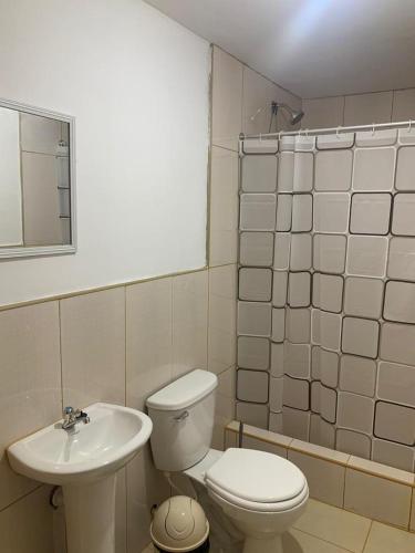 Łazienka z białą toaletą i umywalką w obiekcie BOCARENA w mieście Bocapán