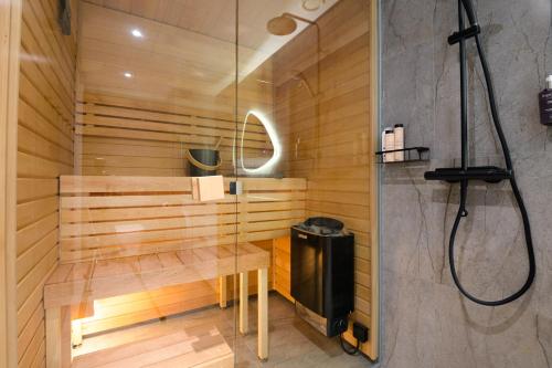- un sauna avec douche et banc dans une pièce dans l'établissement Bremeni Apartment Pärnu jõe kaldal, à Pärnu