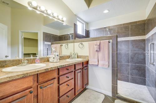 ein Badezimmer mit zwei Waschbecken und einer Dusche in der Unterkunft Mesquite Vacation Rental - Close to Golf Courses! in Mesquite