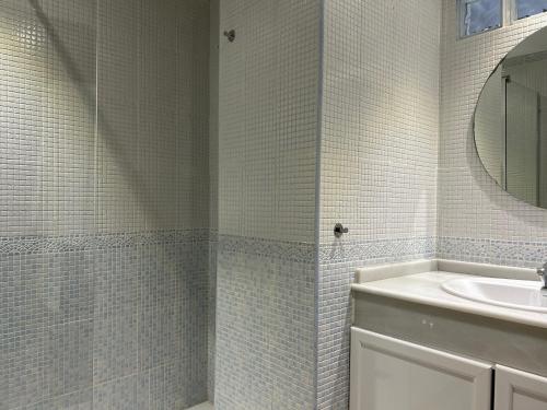 W łazience znajduje się umywalka i lustro. w obiekcie Apartamento en San Fernando centro w mieście San Fernando