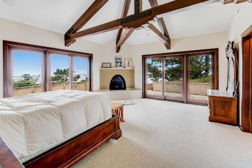 ein Schlafzimmer mit einem Bett und einem Kamin in der Unterkunft Carmel Highlands Home in Carmel