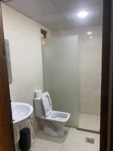 La salle de bains est pourvue de toilettes et d'un lavabo. dans l'établissement Feras Camp Wadi Rum, à Wadi Rum