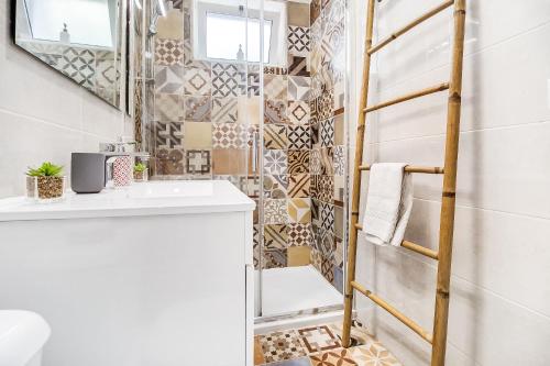 un baño con una escalera junto a un lavabo en Lisboa Charming Apartment III en Lisboa