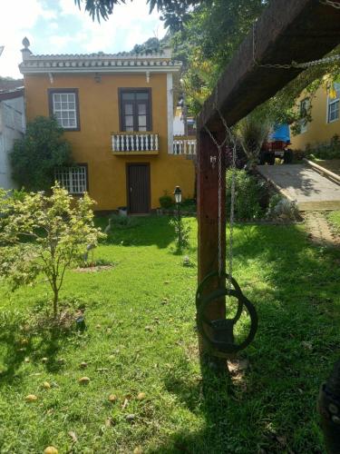 a yard with a house in the background at Mini Casarão in São Bento do Sapucaí