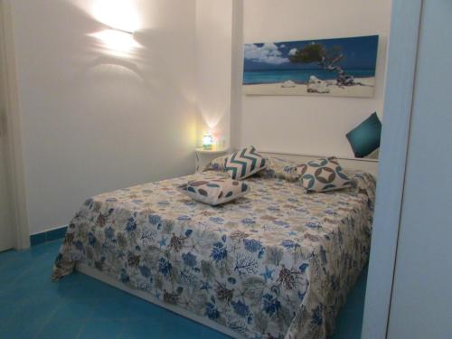 um quarto com uma cama com almofadas em Piazzetta Sweet Home em Capri