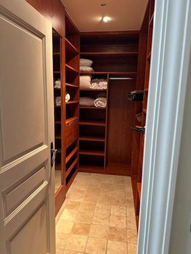 - un dressing avec des placards en bois et une porte dans l'établissement L'Eden de l'Esterel, à LʼÉglise