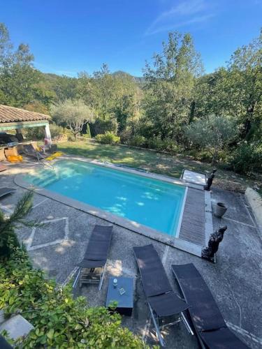 - une piscine avec des chaises longues dans l'établissement L'Eden de l'Esterel, à LʼÉglise