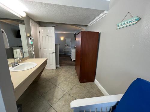 bagno con lavandino e servizi igienici di Pelican Pointe Hotel a Clearwater Beach