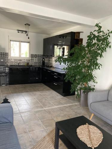 un soggiorno con un divano e un tavolo di Charmante villa dans un lotissement très calme a Béziers