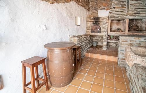 een kamer met een vat, een tafel en een fornuis bij Stunning Home In Saucelle With Kitchen in Saucelle