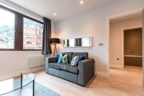 Kingsbridge House Apartment Four - Free Parking - Heathrow - Thorpe Park