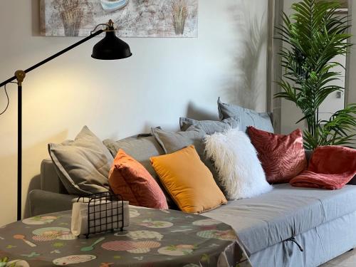 een bank met kussens erop bij Aloha - Costa del Silencio in Arona