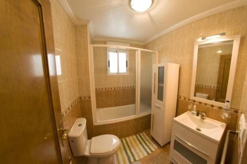 プラヤ・フラメンカにあるFlamenca Holidaysのバスルーム(トイレ、洗面台付)