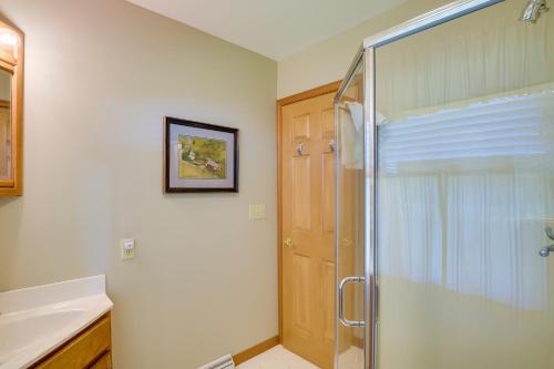 Vannituba majutusasutuses 2 Mi to Wineries Calm Cottage on 90 Acres with Barn