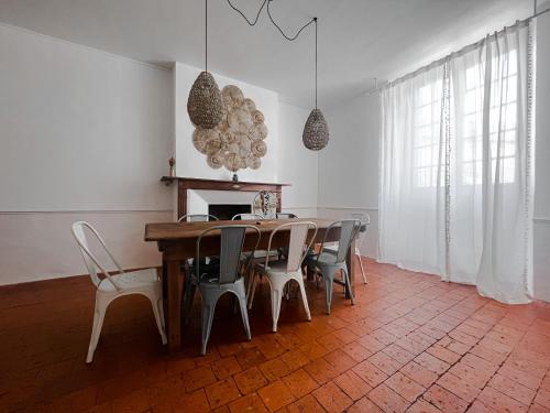 - une salle à manger avec une table et des chaises dans l'établissement Maison de charme, grand SPA JACUZZI, WIFI Fibre & Netflix, 