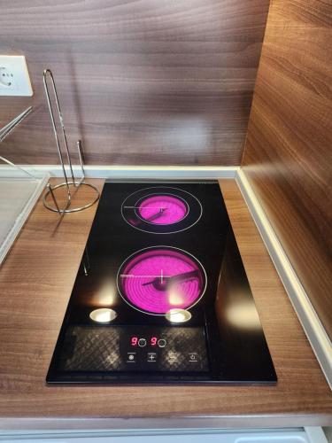 a stove with a pink burner in a box at Ebra Lux Apartmani in Dobra Voda