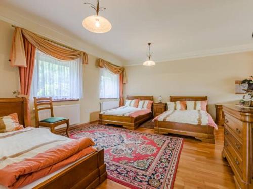een grote slaapkamer met 2 bedden en een tapijt bij Apartament Marysieńka in Kąty Rybackie