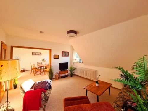 a living room with a couch and a table at Wunderschöne Wohnung in Bevern - Holzminden in Bevern