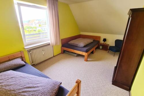 - une petite chambre avec un lit et une fenêtre dans l'établissement Wunderschöne Wohnung in Bevern - Holzminden, à Bevern