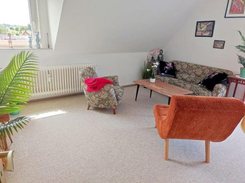 a living room with two chairs and a table at Wunderschöne Wohnung in Bevern - Holzminden in Bevern