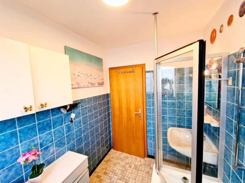 ein Bad mit einer Dusche, einem WC und einem Waschbecken in der Unterkunft Wunderschöne Wohnung in Bevern - Holzminden in Bevern