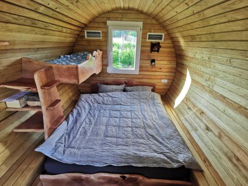 1 dormitorio en una cabaña de madera con 1 cama. en Cowboy's Land en Višnja Gora