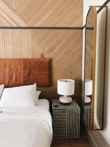 Letto o letti in una camera di Calistoga Motor Lodge and Spa