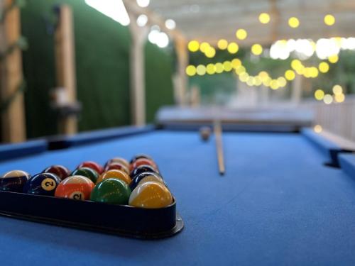 una bandeja de bolas de taco en una mesa de billar en Calon, en Tenby